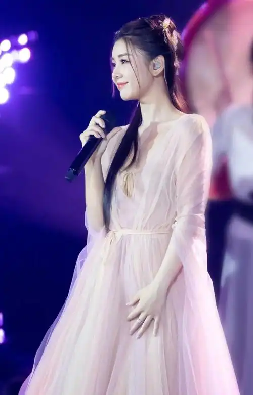 李小萌美艳动人端庄大方的写真照