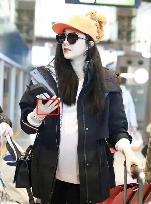 范冰冰现身机场赴美工作,肚子凸起明显引热议!是吃胖还是怀孕?