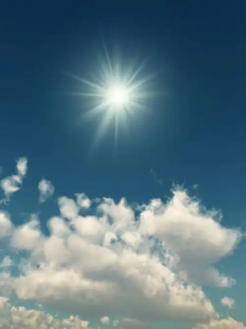 太阳下的蓝天白云