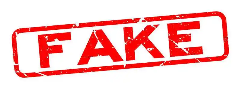 白色背景上的红色假字方形橡皮印章邮票照片