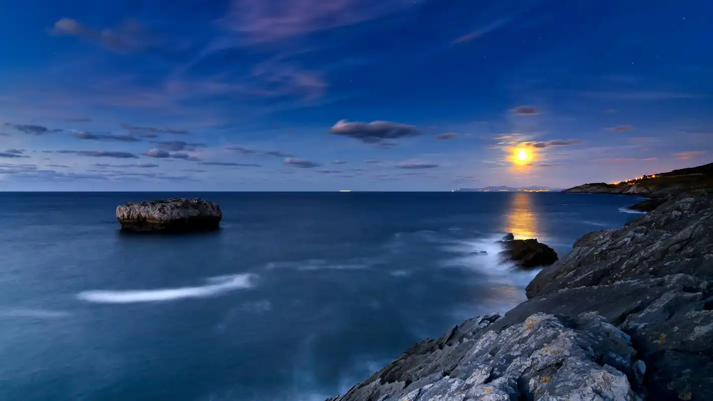 这瞬息万变的大海,无边无际地展开来,它有时成了嫩紫色,有时成了烟