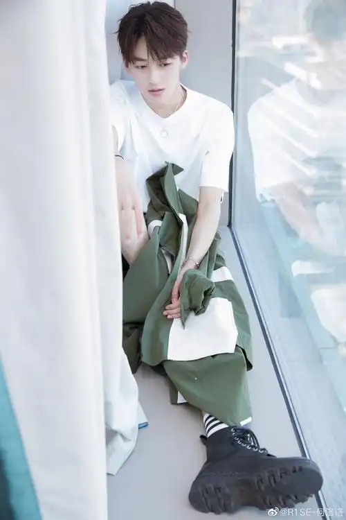 何洛洛为什么喜欢戚砚笛 何洛洛cos过的女装