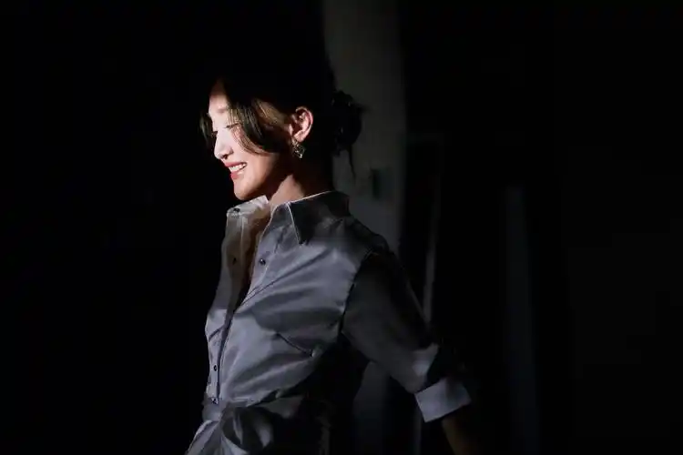 周迅晒光影知性大片 莞尔一笑气质优雅