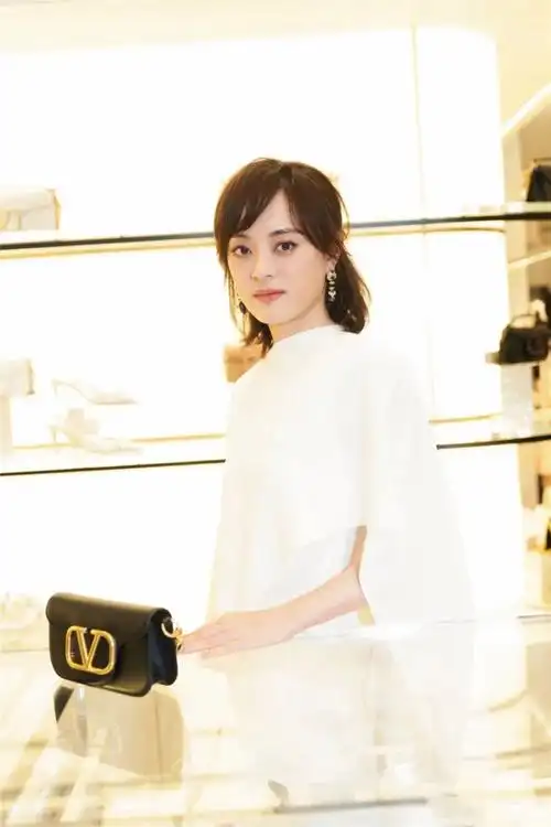 孙俪长发造型惊艳亮相吊带裙尽显优雅气质美回颜值巅峰