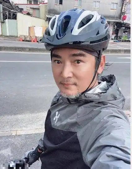 53岁焦恩俊罕晒健身照胡子花白显老态既热爱美食又享受生活