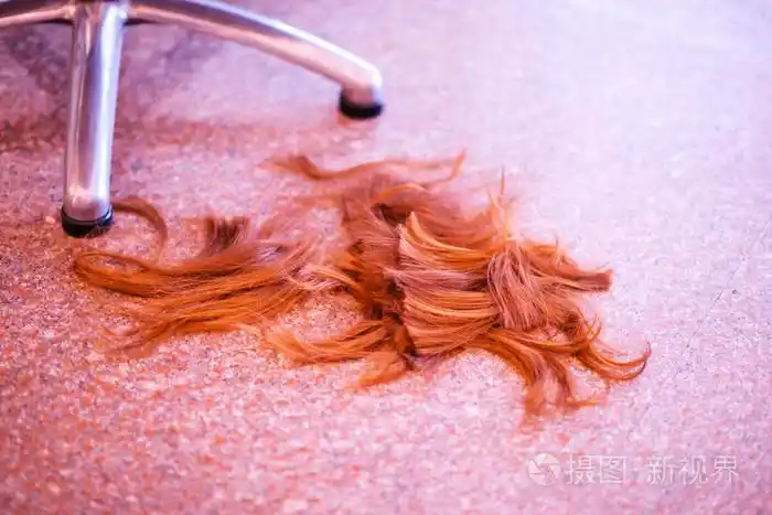 棕色的头发剪在地板上照片-正版商用图片00553h-摄图新视界