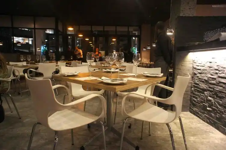 大型餐馆餐桌椅子装修设计图片大全_装信通网效果图