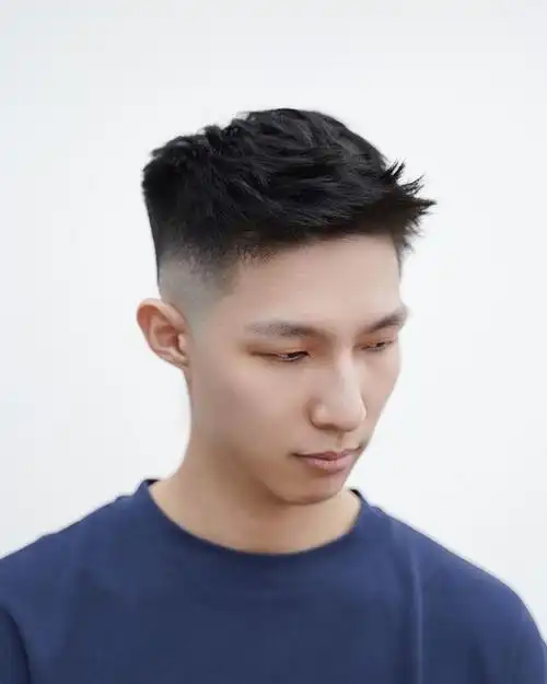 不同脸型的男生剪不同的两边铲发型更帅气