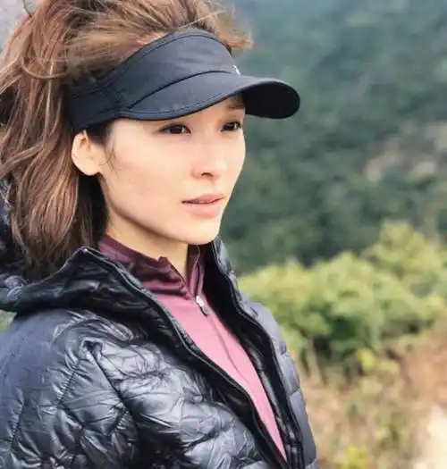 张曦雯晒素颜照获赞颜值,细数tvb花旦素颜,王君馨被称是鬼样_网友