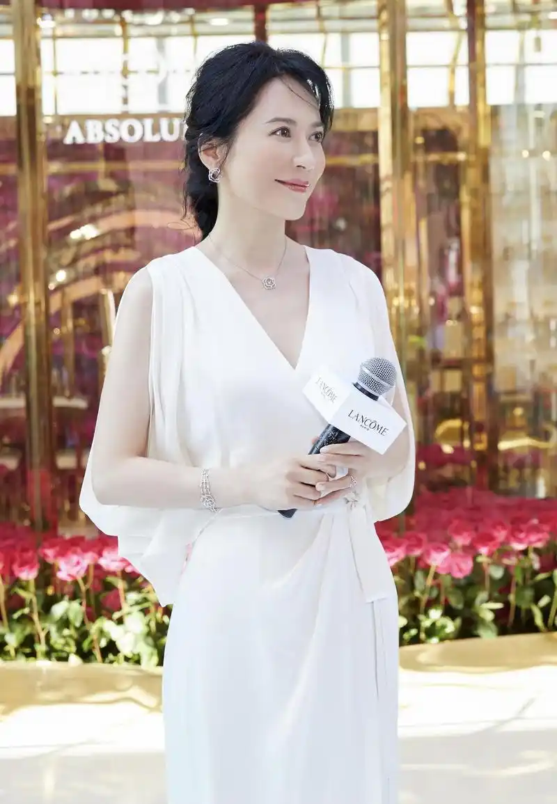 50岁的俞飞鸿身材真出众!穿墨绿色衬衫配短裤高挑纤瘦,又飒又美