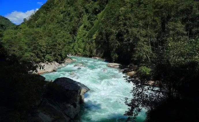 2007年5月广西籍女驴友黄春燕在翻越多雄拉山口时候不幸遇难.