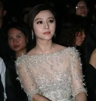 范冰冰身穿3d透明礼服出席活动抢眼 网友, 这才是范爷风范!