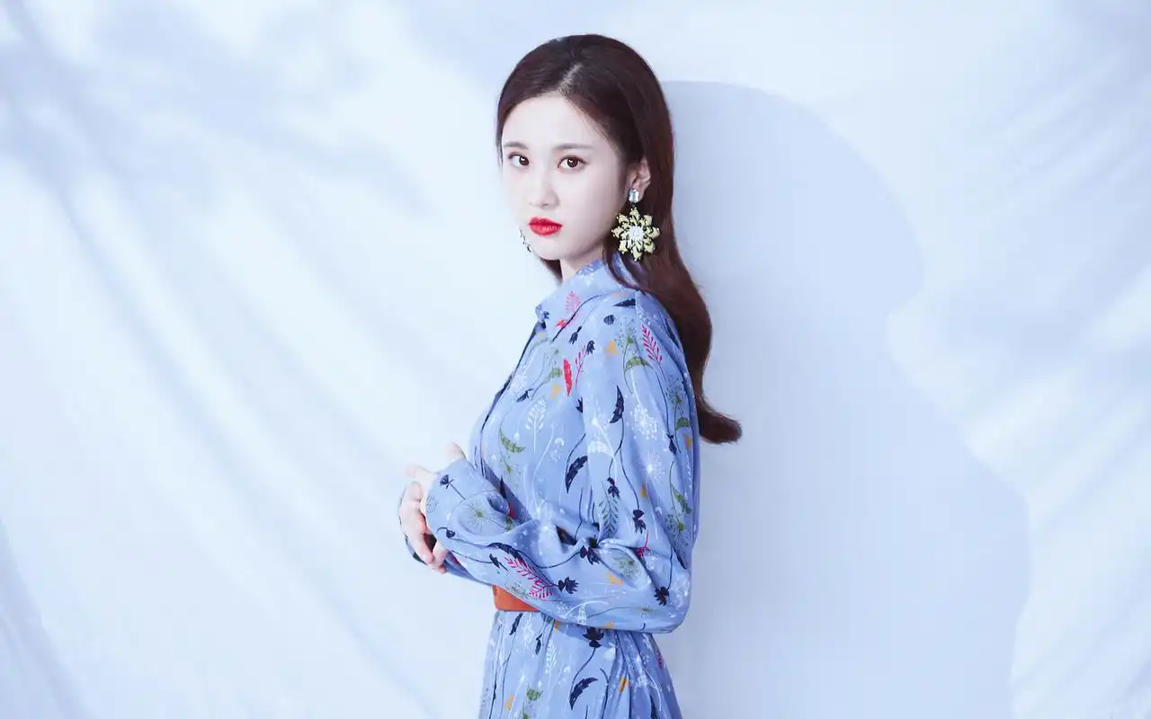 张慧雯灵动时尚高清桌面壁纸