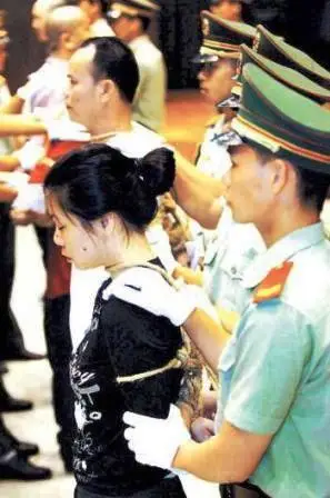 穿着蓝花条粗布裤子光着脚丫子上刑场去枪毙死刑犯图片(胆小不要看)