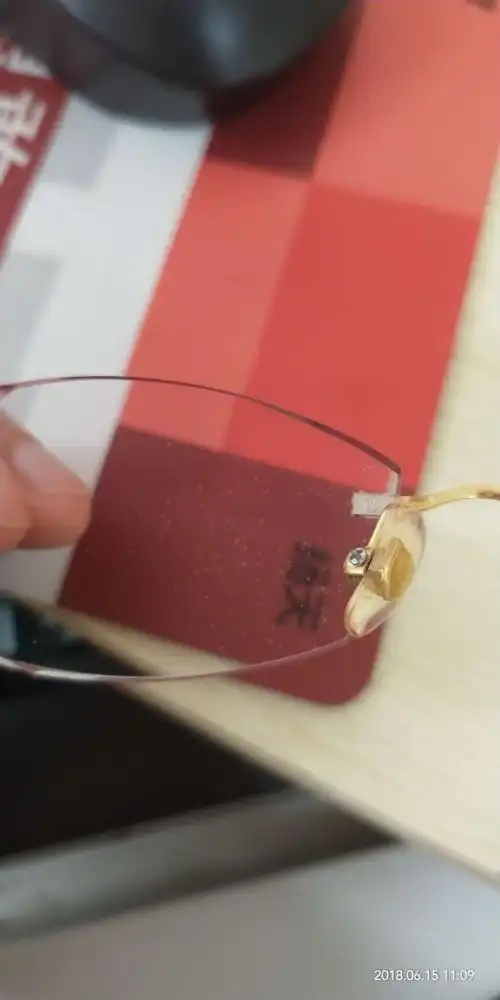 眼镜左眼镜片上老有小点点