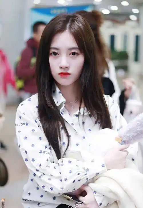 有一次在被杨迪问及年龄时,鞠婧祎的回答让众人都震惊了.