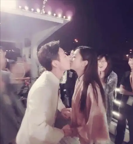 赵丽颖何炅嘴对嘴亲吻照被扒出,场面咋舌,知情人称并非隔着玻璃