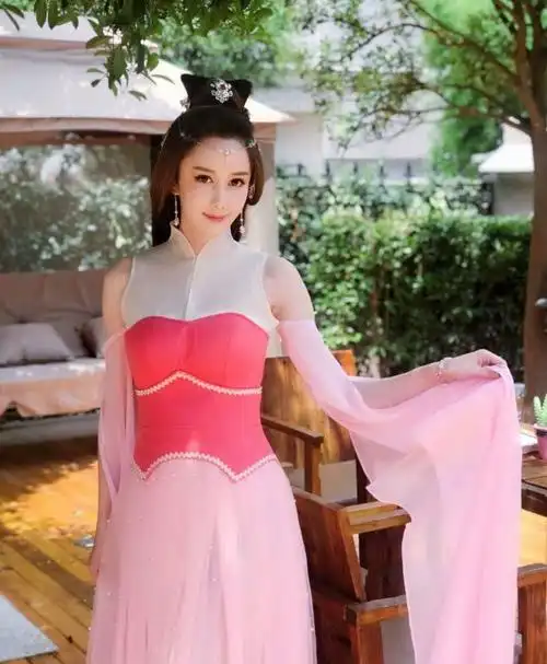 虽说现今的文梦洋已经是沦为了十八线女星,可她还是很投身于很多古装