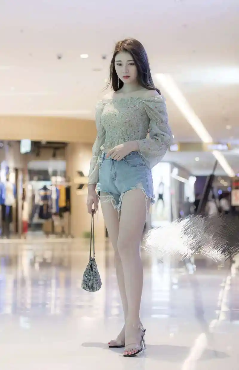 街拍:穿黑色紧身包臀裙的美女,皮肤白皙身材曼妙,想立马抱回家