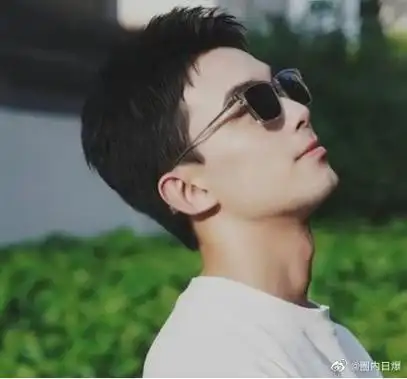 是什么风格都能hold住磊磊呀～可以眼镜半永久吗~ 成熟又稳重的男人只