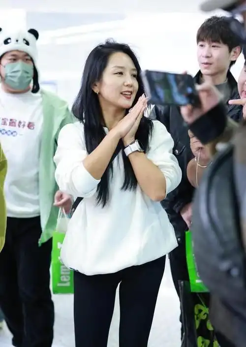 释小龙何洁分手11载,一个亿万富翁,一个经济窘迫