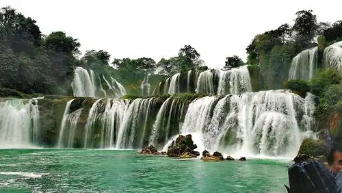 归春河己岸的中国瀑布气势磅礴,飞流直下,颇为壮观