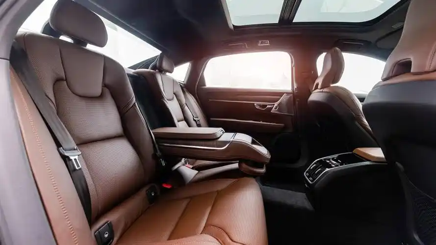 再通过内饰,我们可以看出沃尔沃新款s90的内饰优雅精致充满了浓郁的