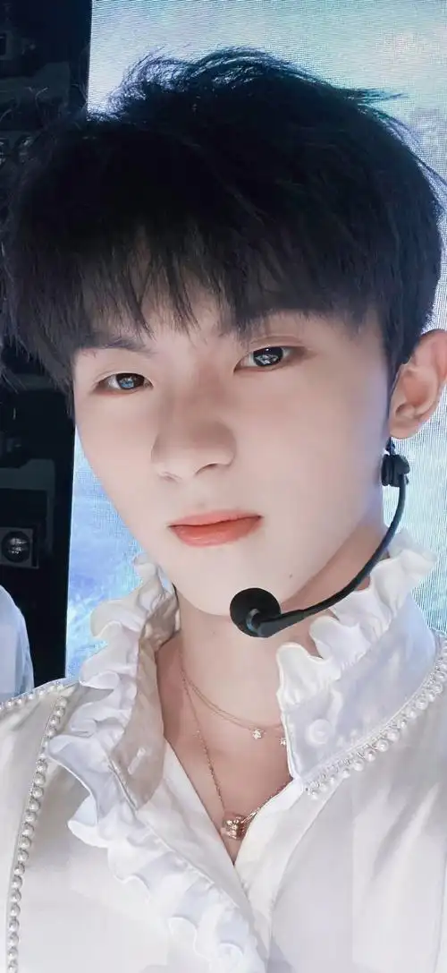 马嘉祺宋亚轩搞怪自拍