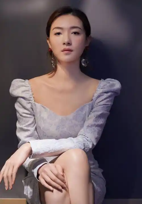 只要气质出众,"奶奶花"也可以穿得高级优雅,万茜就是个例子!