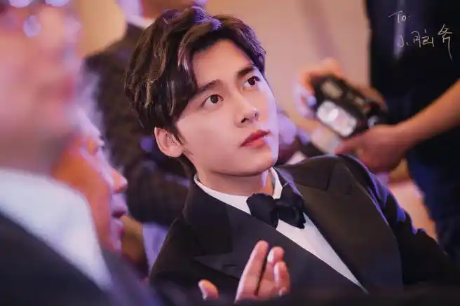 挑战每天按相册顺序发一张李易峰的照片##园园不断