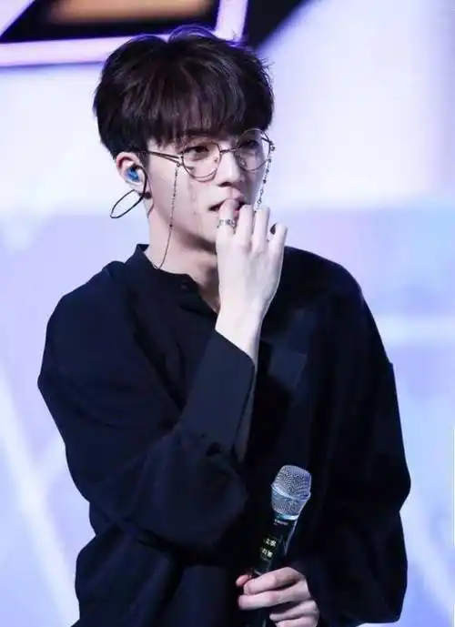 19岁王俊凯撞衫18岁陈立农,没想到差异那么大,网友:越小越显老_显得