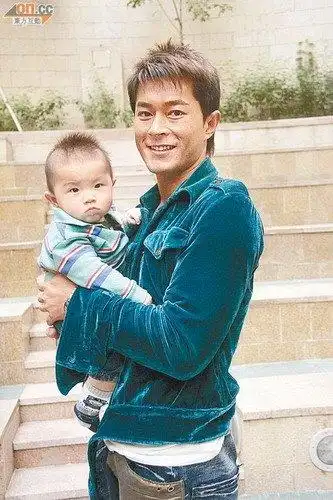 古天乐拒找代理孕母 信仁勇抢明星宝宝风头