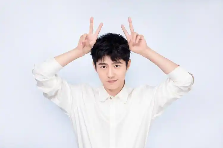 刘昊然 / 22岁生日写真谁不喜欢这样的白衣男孩呢!