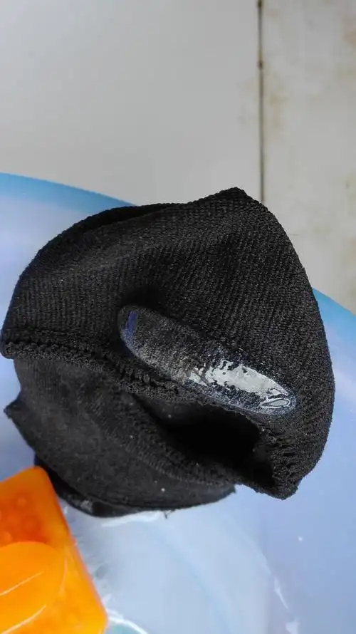 请问这是什么 这是袜子上面的 昨天都没有 早上一起床就出现一坨白色