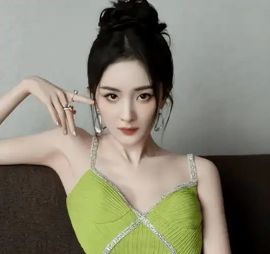 17岁杨幂被49岁成龙搂在怀里,网友:整没整容一目了然!_照片_明星_年龄