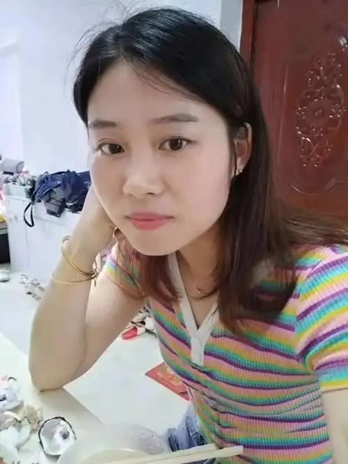 托举20分钟!年轻母亲爬墙勇救陌生女童