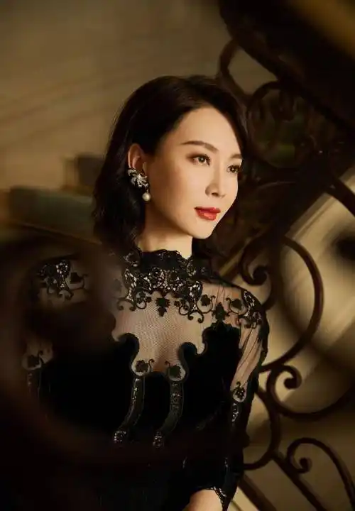 陈数身穿v领晚礼服,展现美好曲线,完美容颜让人深陷其中,太绝_女人