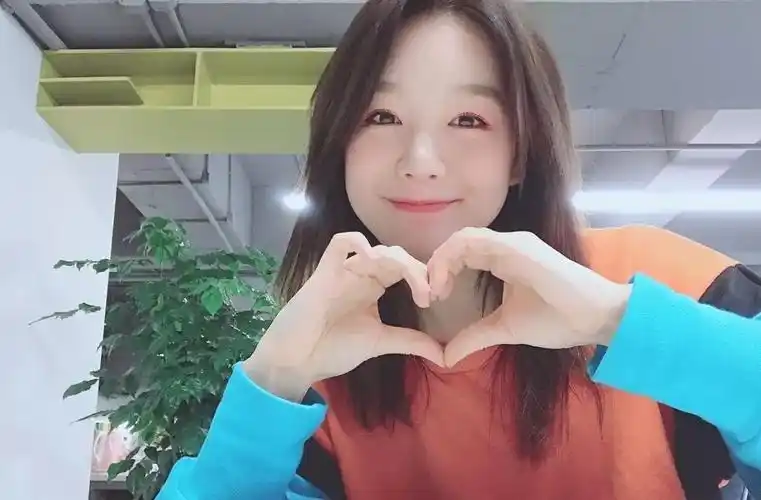 笑容的主人是徐梦洁,粉丝都叫她小彩虹.