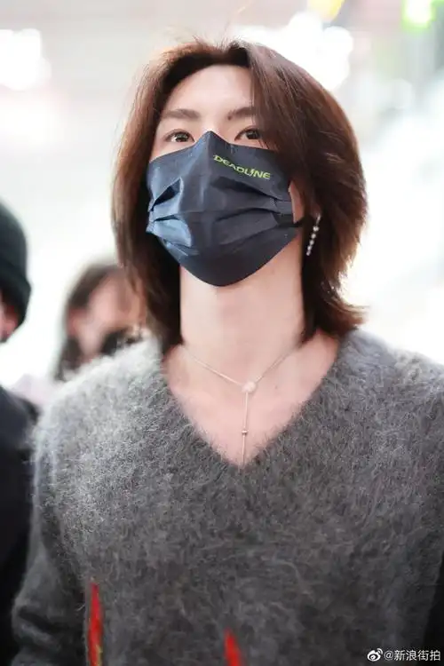 小鬼王琳凯超话#街拍时刻#2023/04/08@小鬼-王琳凯最新机场街拍