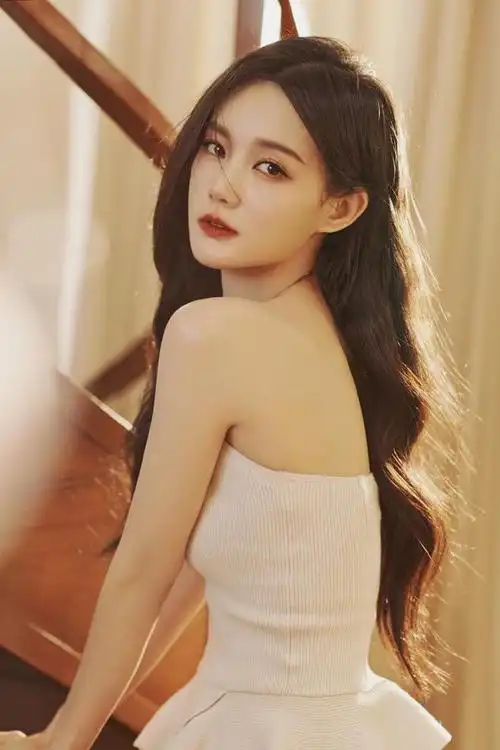 李一桐分享最新低胸长裙写真流光溢彩雕刻极致优雅知性