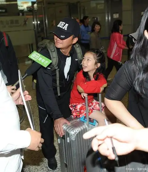 杨幂带小糯米饭:母爱无限,保护女儿无微不至