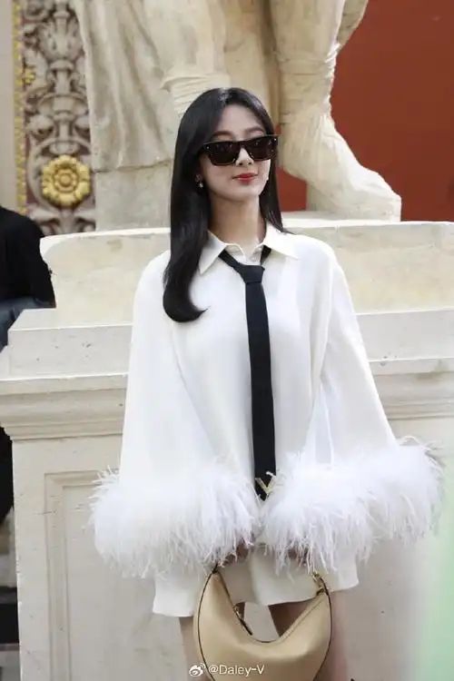 v-style##杨紫羽毛袖白衬衫造型