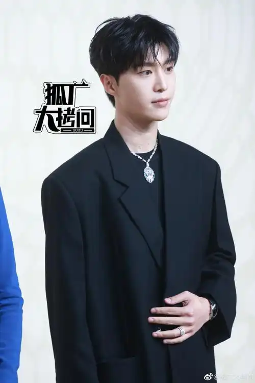 范丞丞黑色长大衣##范丞丞今日活动生图