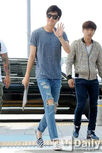 4 / 7 新浪娱乐讯 韩国男星李敏镐于前日(6月28日)经由仁川机场前往