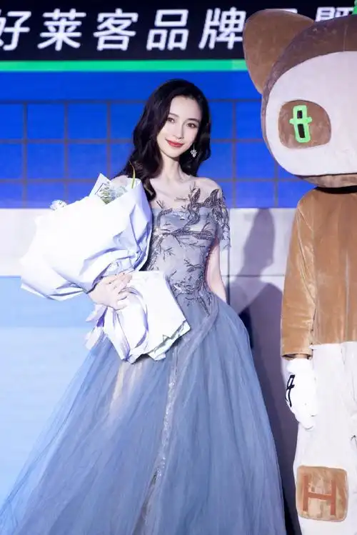 angelababy超话一袭reem acra 2021雾蓝色薄纱礼服亮相,精美的珠片