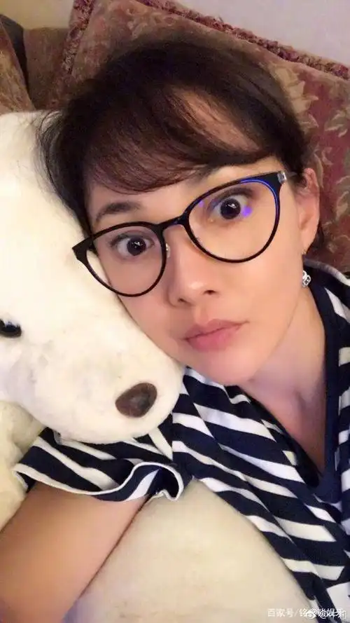 牛莉健身照依旧丰满 网友说:这谁能顶得住!