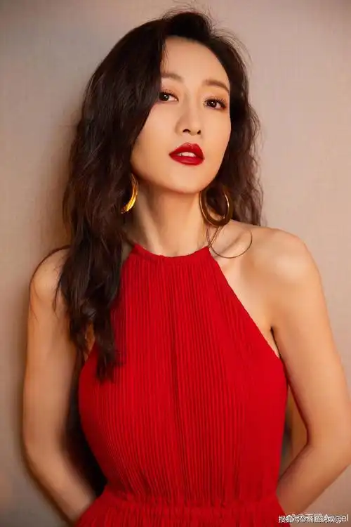 原创王鸥红色长裙尽显万种风情一抹红唇大秀性感38岁韵味十足