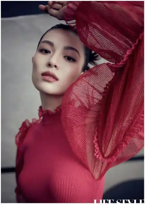 钟楚曦杂志开年首封,气质堪比超模_衣服_照片_姐姐