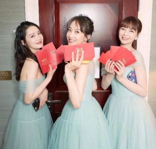 张若昀有多爱唐艺昕?看到伴郎伴娘的红包,网友:有钱人的游戏!