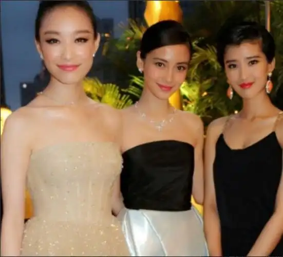 右边的美女不认识倪妮真有气质和杨颖站在一起毫不逊色